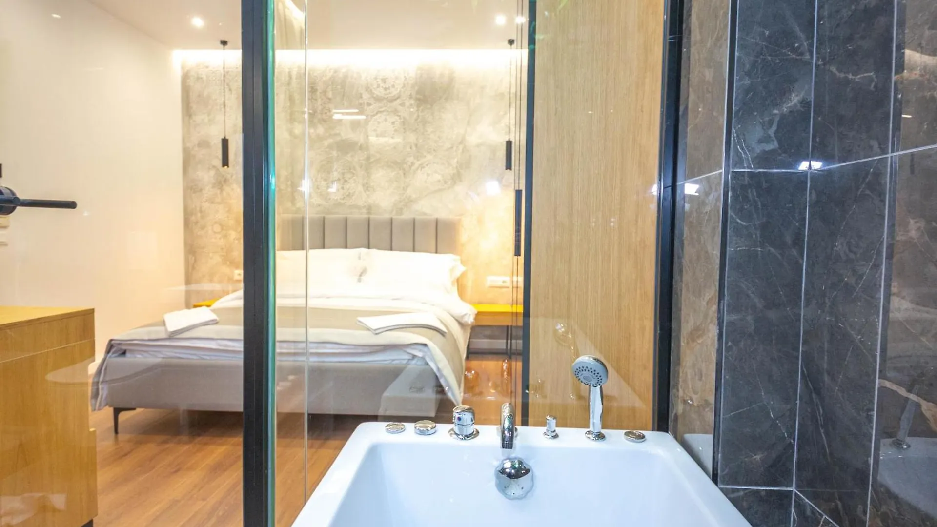 ****  Hotel Riviera Kamez Albánie